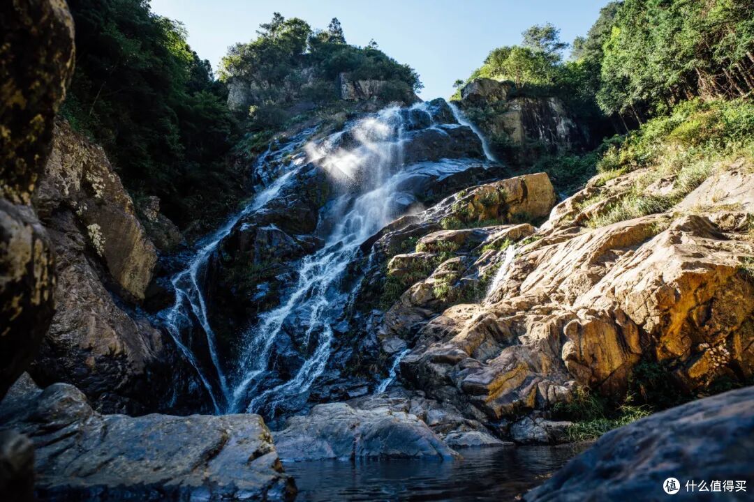 这个人少景美的避世小城,距离顶流度假地,只有一个火车站的距离