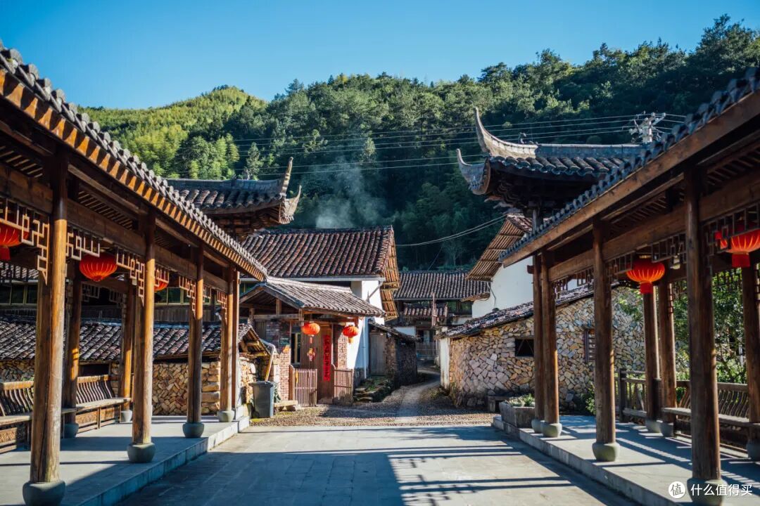 这个人少景美的避世小城,距离顶流度假地,只有一个火车站的距离