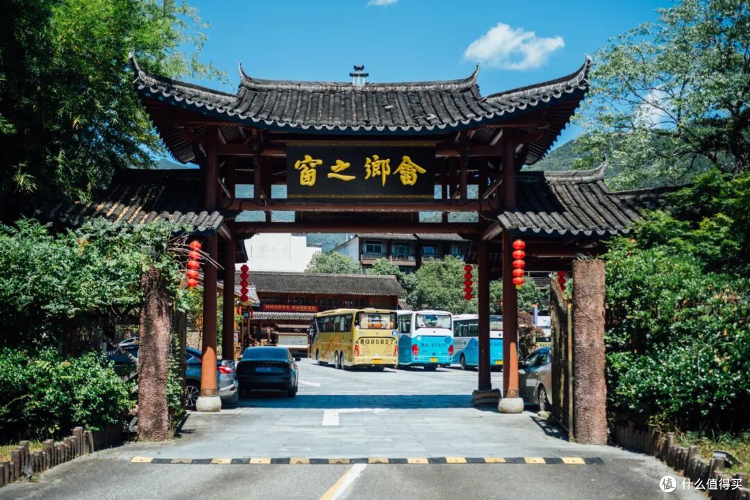 这个人少景美的避世小城,距离顶流度假地,只有一个火车站的距离