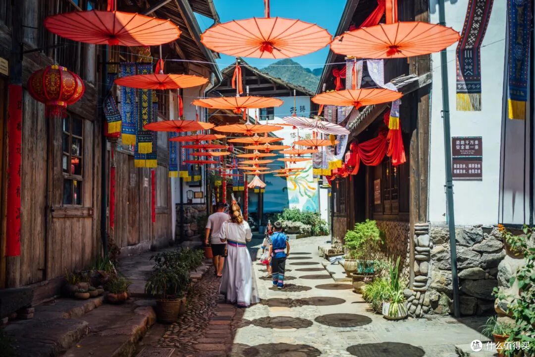 这个人少景美的避世小城,距离顶流度假地,只有一个火车站的距离