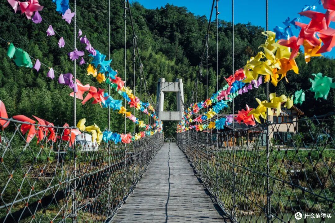 这个人少景美的避世小城,距离顶流度假地,只有一个火车站的距离