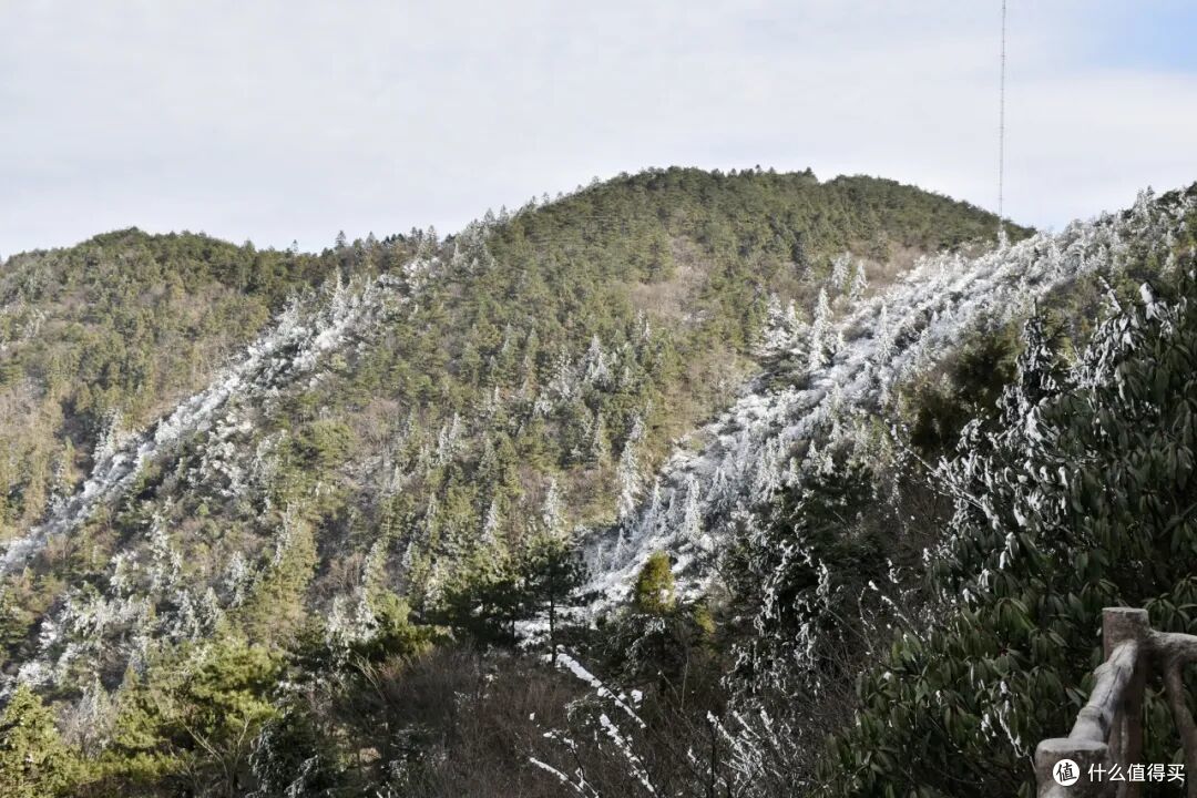 这个人少景美的避世小城,距离顶流度假地,只有一个火车站的距离