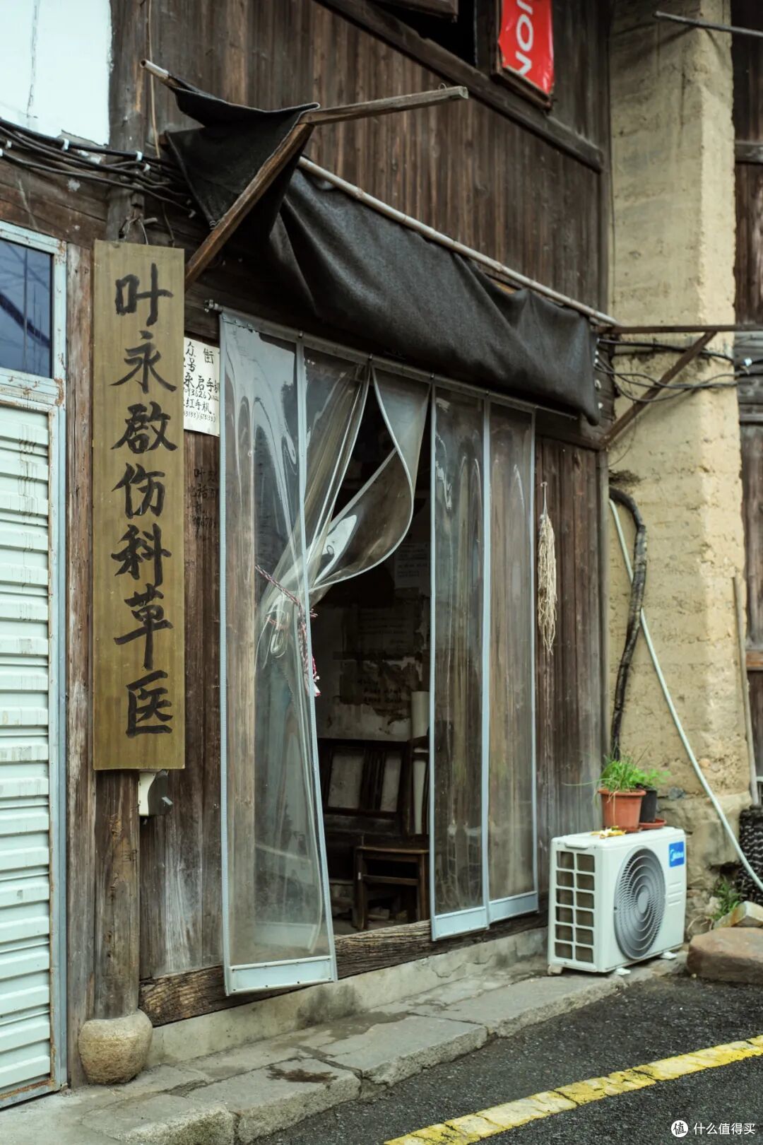这个人少景美的避世小城,距离顶流度假地,只有一个火车站的距离