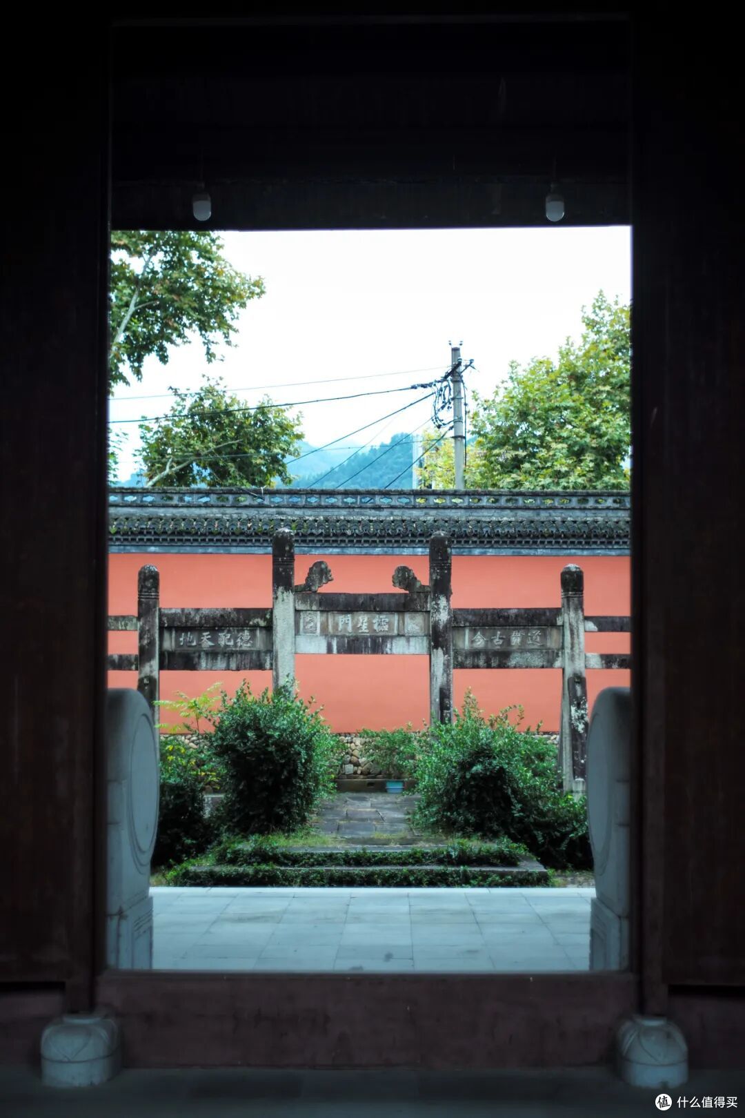 这个人少景美的避世小城,距离顶流度假地,只有一个火车站的距离