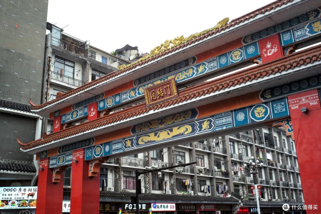 这个人少景美的避世小城,距离顶流度假地,只有一个火车站的距离