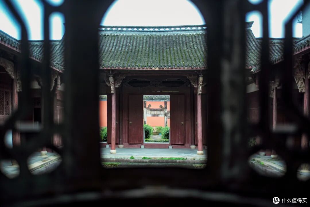 这个人少景美的避世小城,距离顶流度假地,只有一个火车站的距离