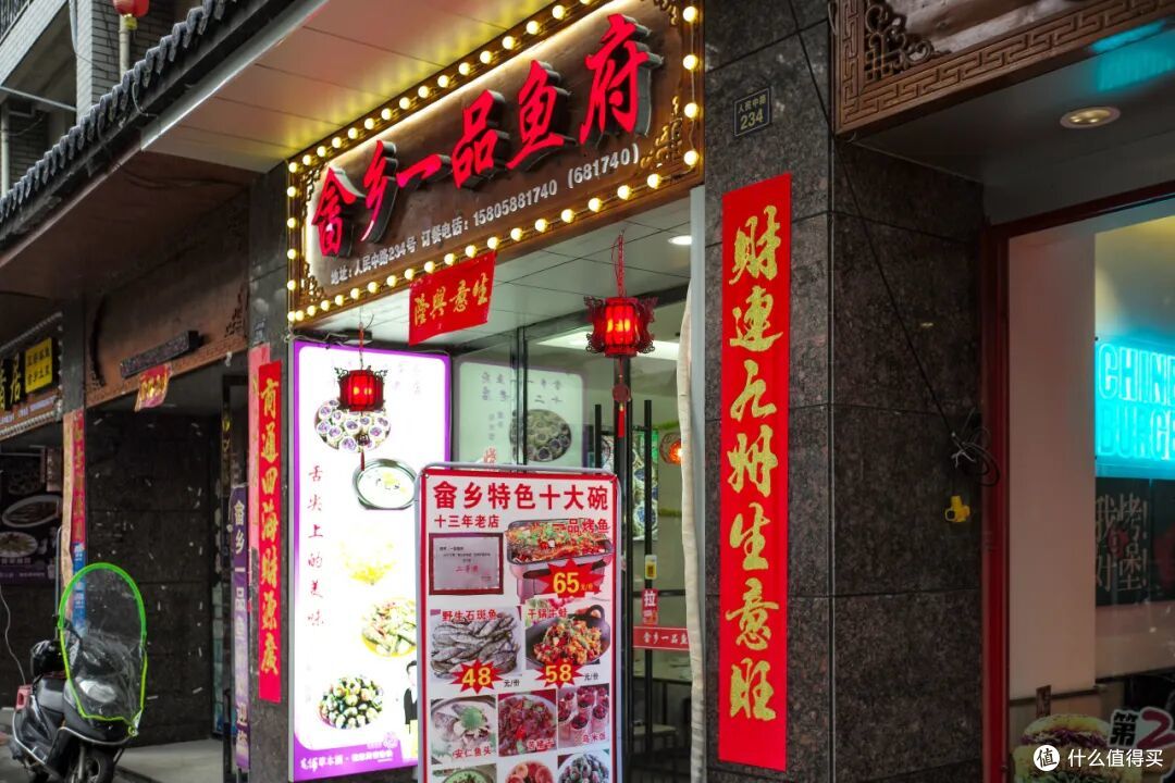 这个人少景美的避世小城,距离顶流度假地,只有一个火车站的距离