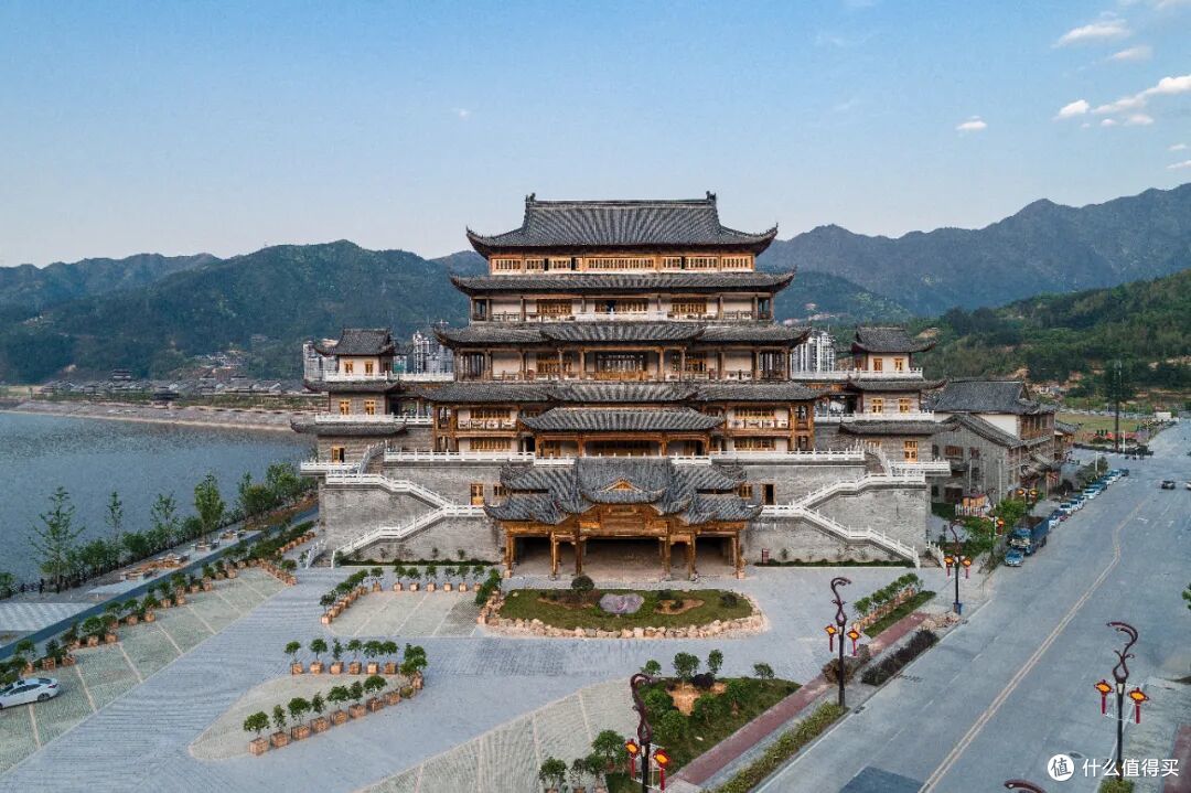 这个人少景美的避世小城,距离顶流度假地,只有一个火车站的距离