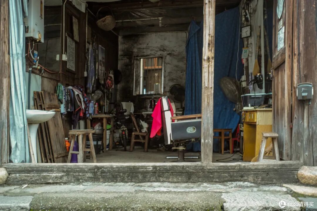 这个人少景美的避世小城,距离顶流度假地,只有一个火车站的距离