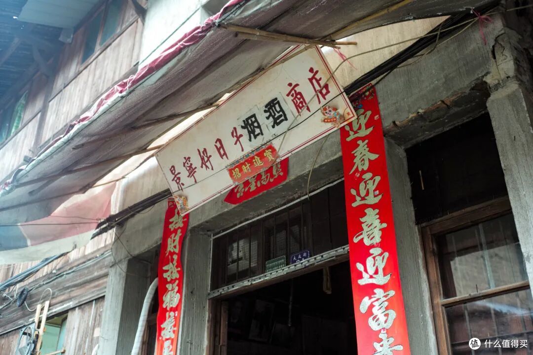 这个人少景美的避世小城,距离顶流度假地,只有一个火车站的距离