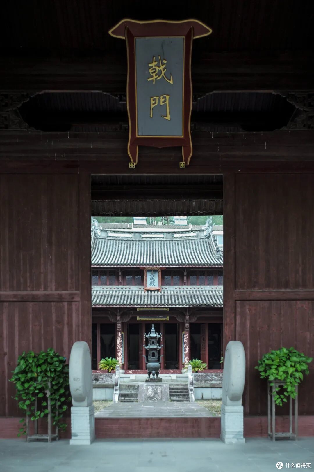 这个人少景美的避世小城,距离顶流度假地,只有一个火车站的距离