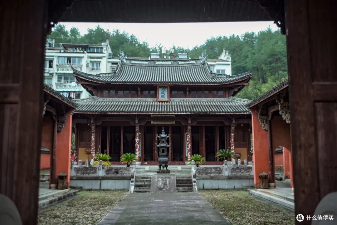这个人少景美的避世小城,距离顶流度假地,只有一个火车站的距离