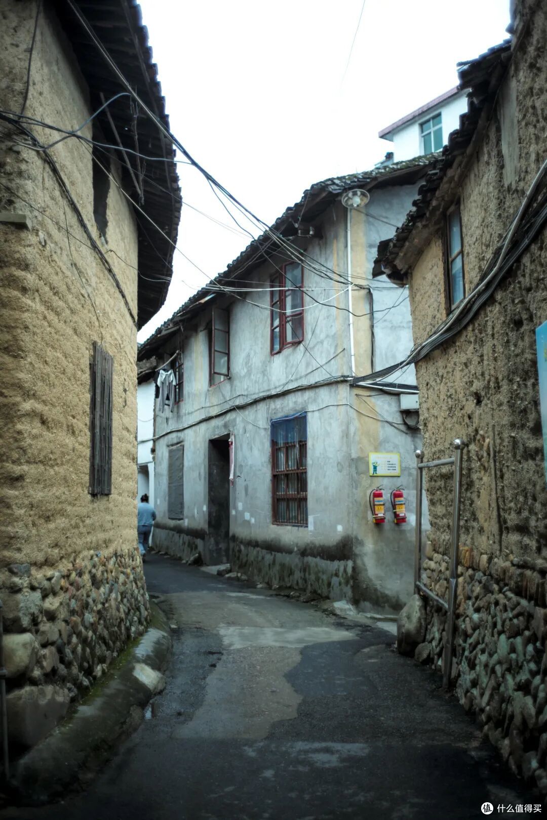 这个人少景美的避世小城,距离顶流度假地,只有一个火车站的距离