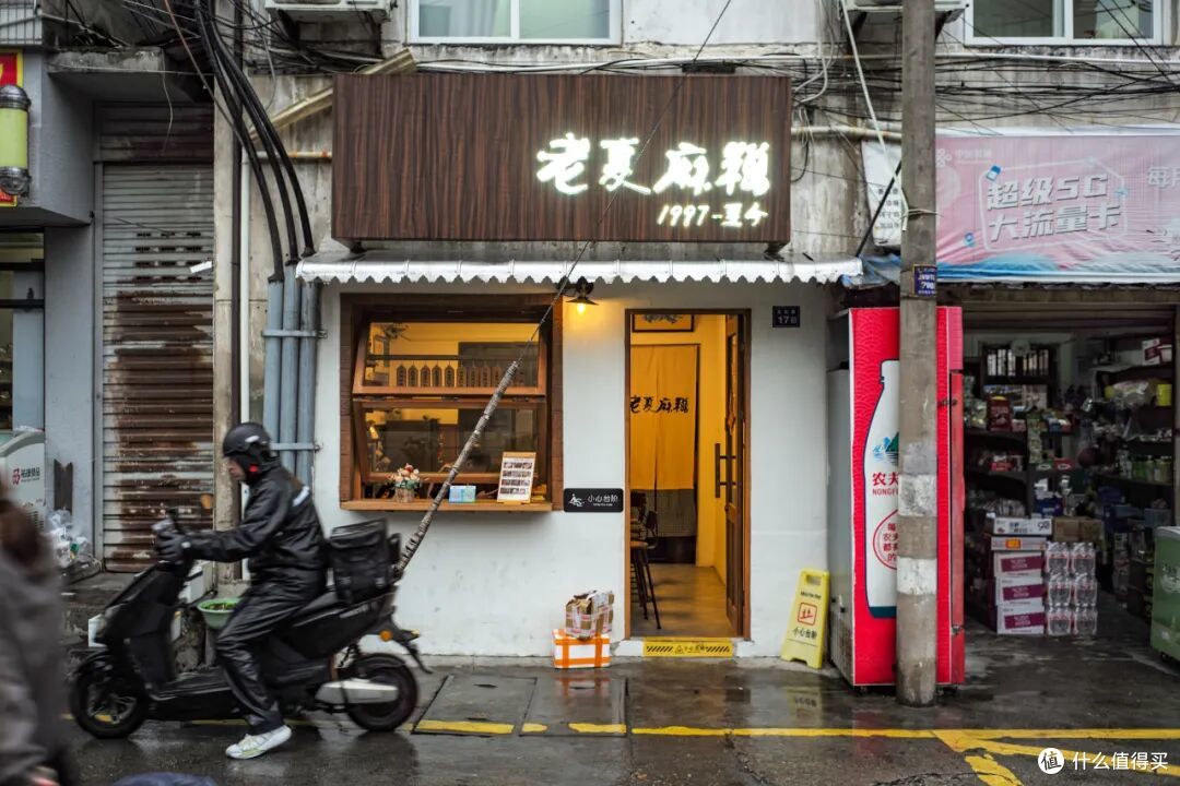 这个人少景美的避世小城,距离顶流度假地,只有一个火车站的距离