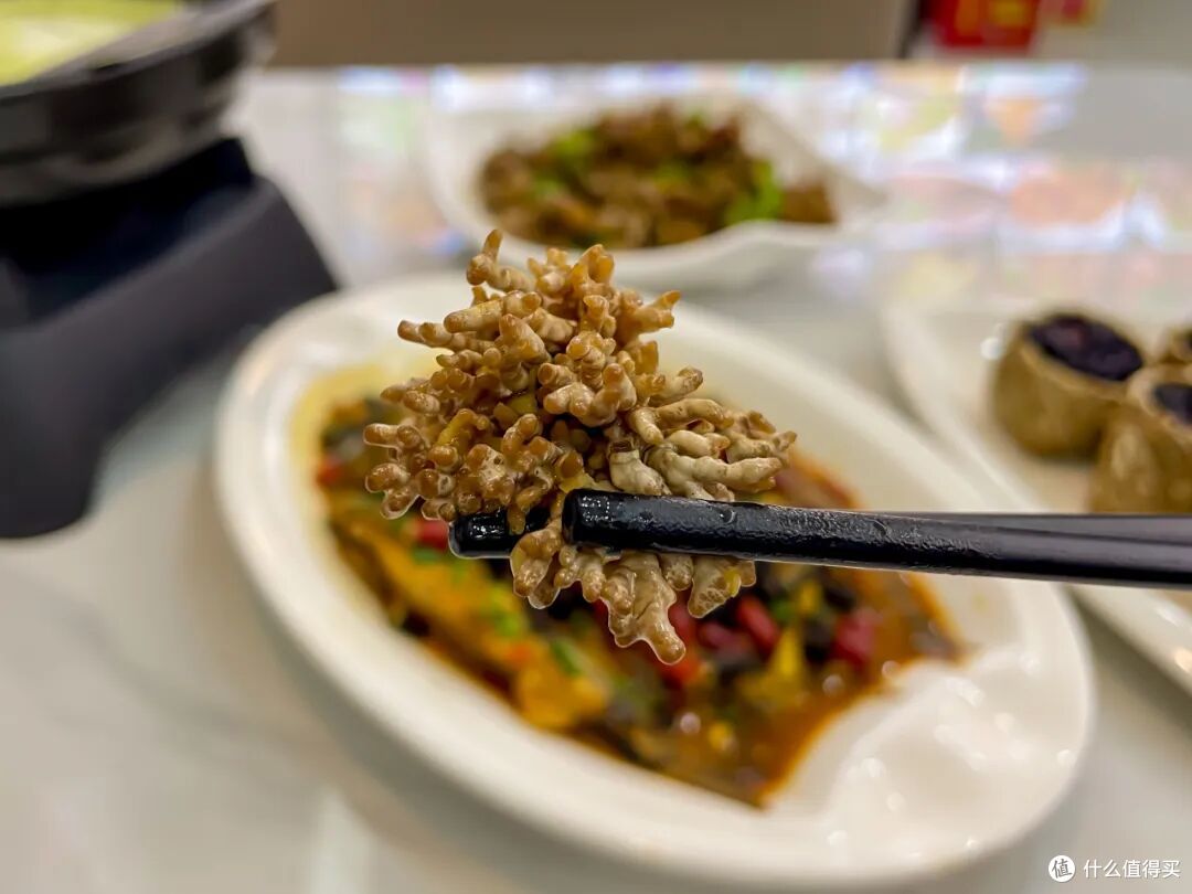 这个人少景美的避世小城,距离顶流度假地,只有一个火车站的距离