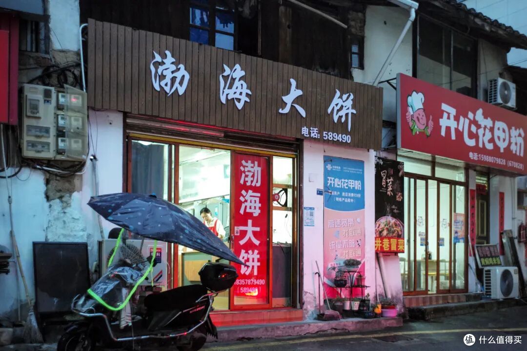 这个人少景美的避世小城,距离顶流度假地,只有一个火车站的距离