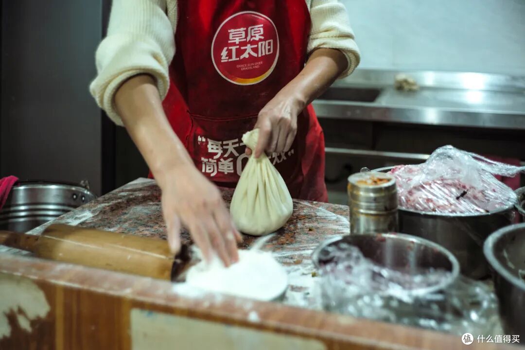 这个人少景美的避世小城,距离顶流度假地,只有一个火车站的距离