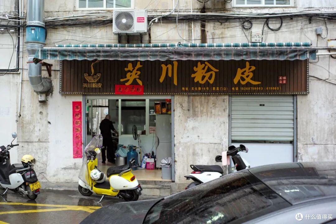 这个人少景美的避世小城,距离顶流度假地,只有一个火车站的距离