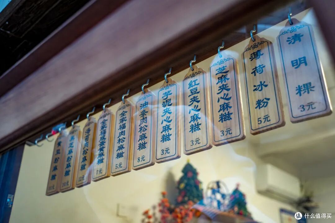 这个人少景美的避世小城,距离顶流度假地,只有一个火车站的距离