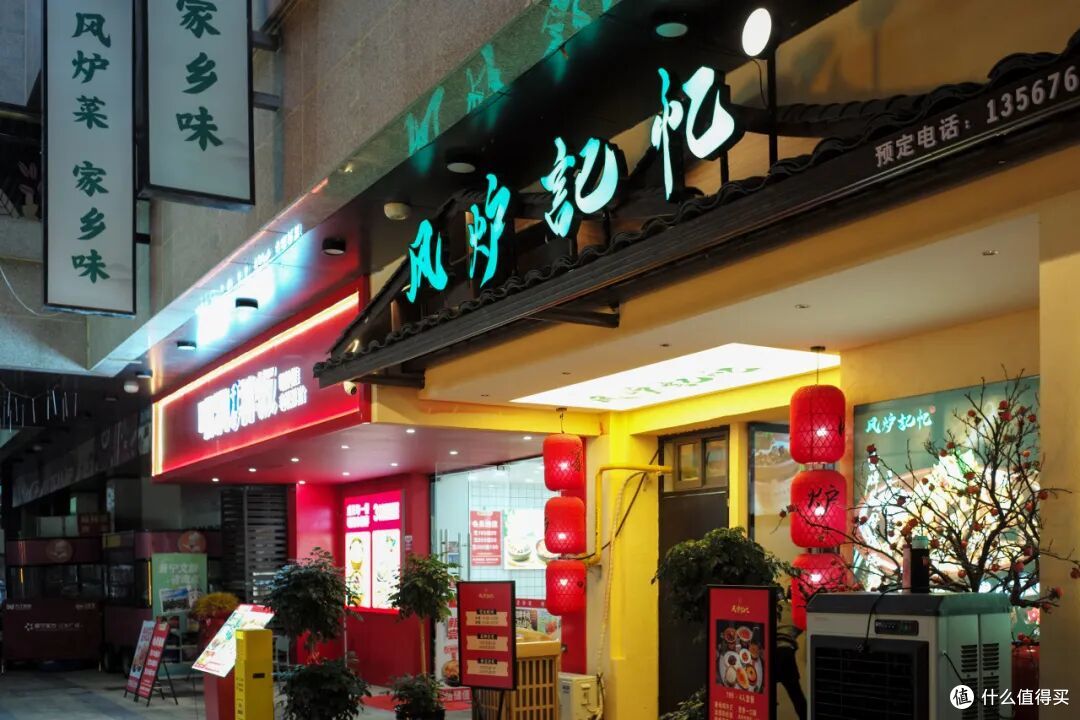 这个人少景美的避世小城,距离顶流度假地,只有一个火车站的距离
