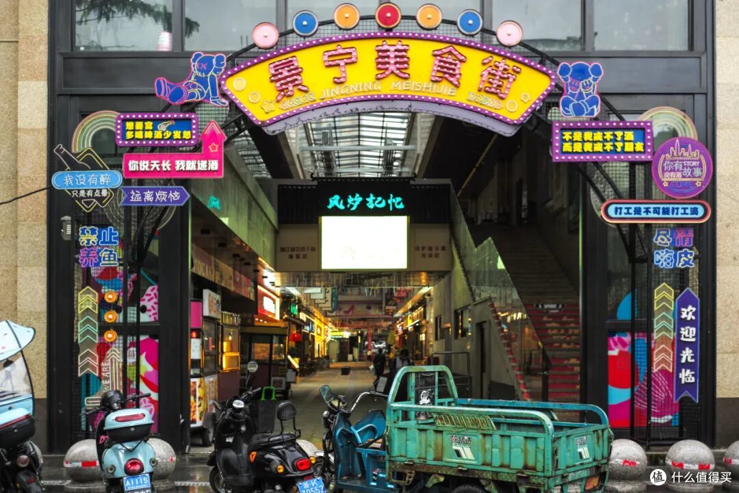 这个人少景美的避世小城,距离顶流度假地,只有一个火车站的距离