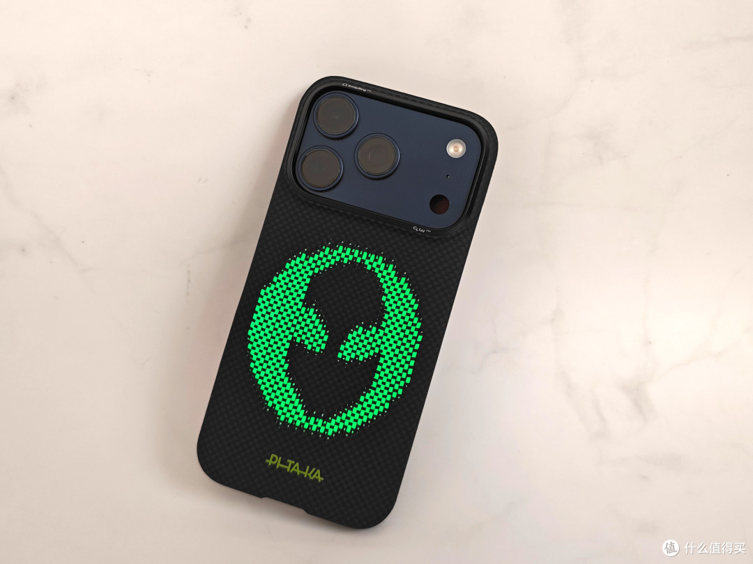 颜值与安全并存！能发光的PITAKA凯夫拉手机壳让你的iPhone炫起来