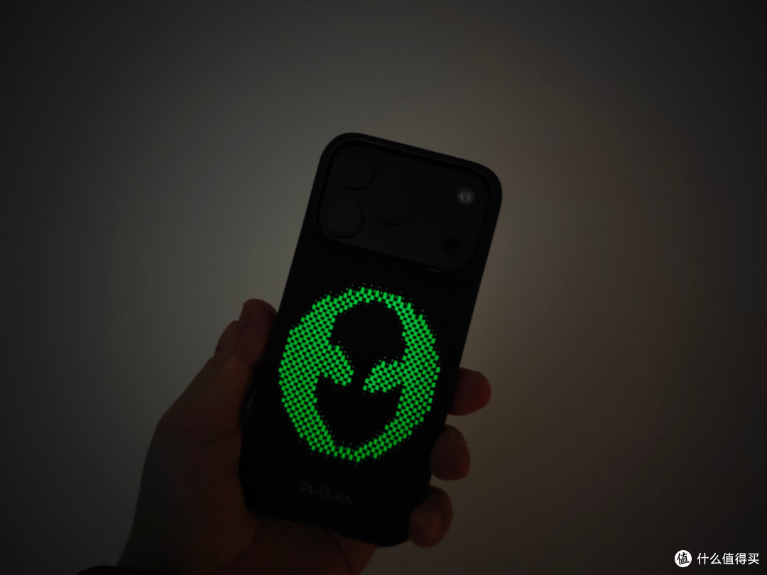 颜值与安全并存！能发光的PITAKA凯夫拉手机壳让你的iPhone炫起来