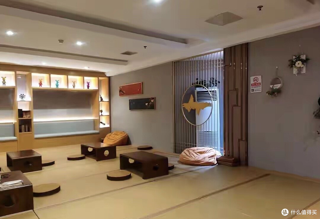 花200块躺12小时！年轻人把澡堂变工位，洗浴中心成了加班新战场