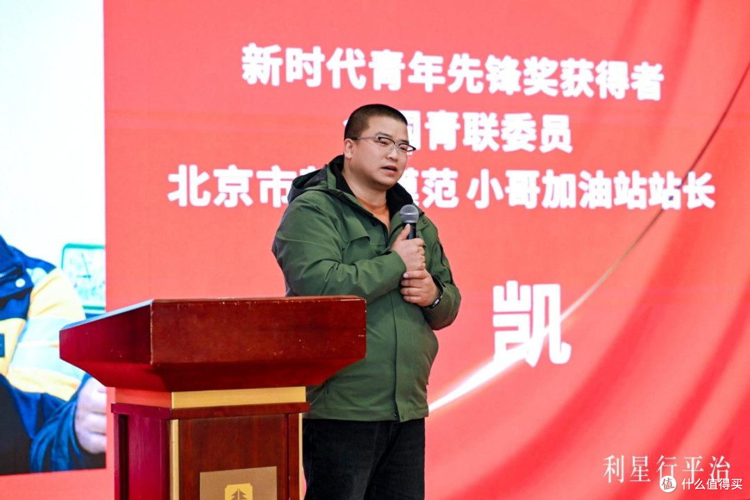 百车聚爱心 公益暖寒冬——京城大G俱乐部慈善年会在京举办