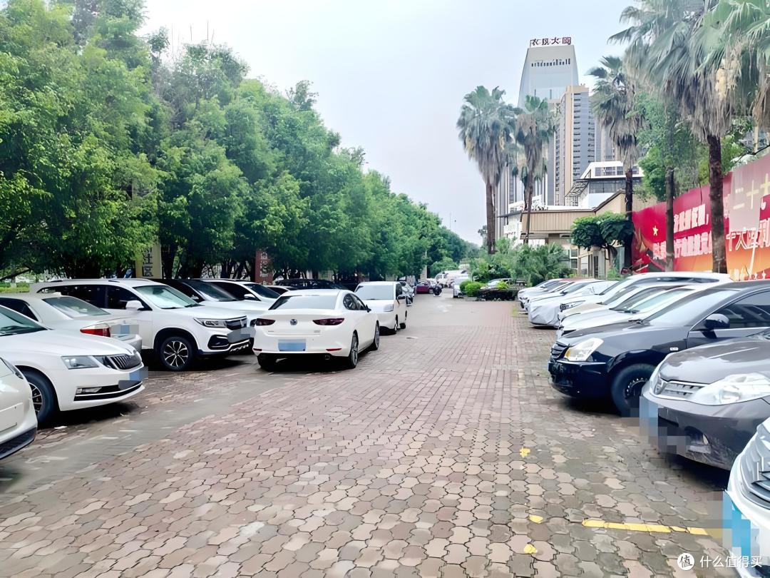 老小区停车求生记:三招破解车位荒,城市车主的深夜游戏