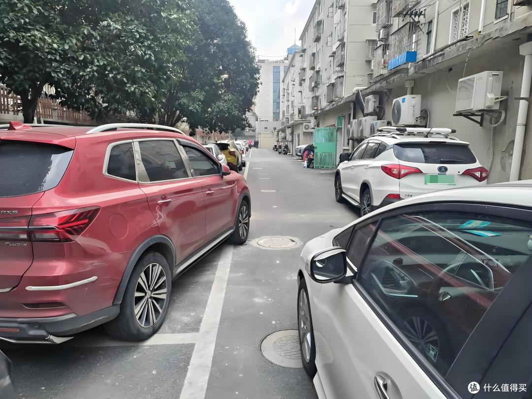 老小区停车求生记:三招破解车位荒,城市车主的深夜游戏
