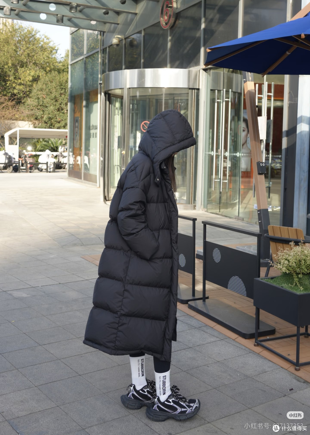 气场全开!黑色长款羽绒服的终极穿法