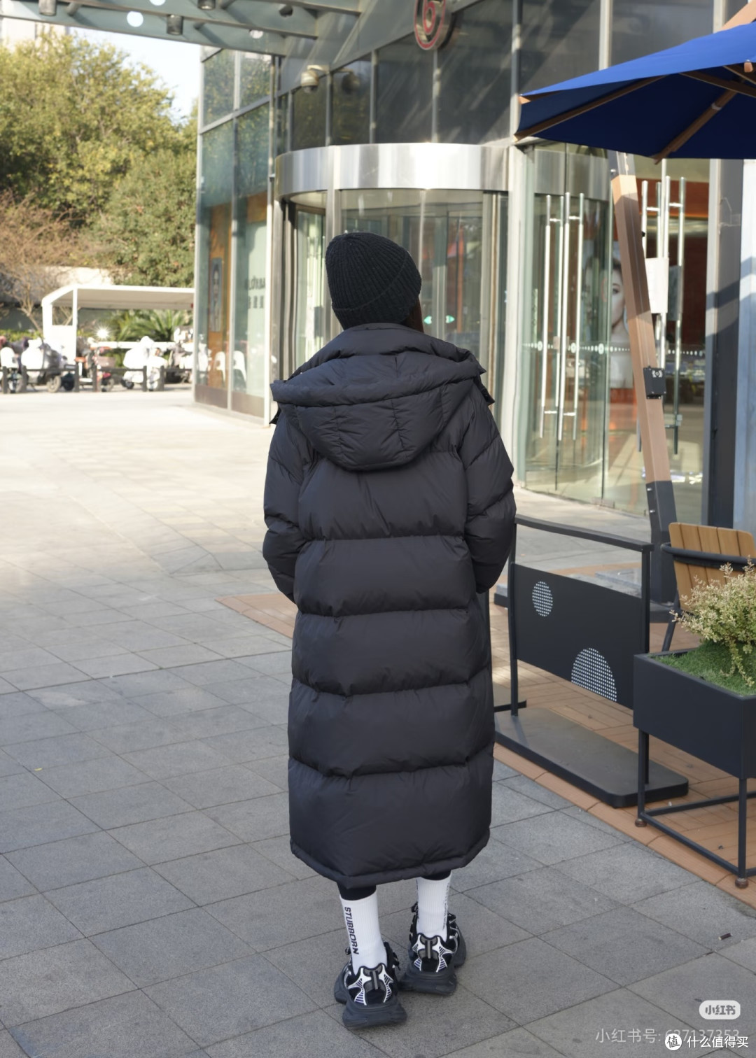 气场全开！黑色长款羽绒服的终极穿法
