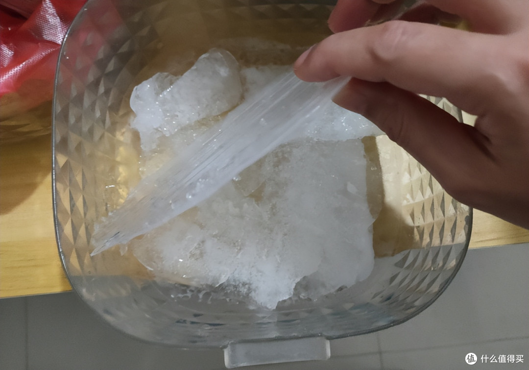 冰箱冷藏室结冰怎解决?冷冻室结冰怎么处理?一盆水就行别搞复杂