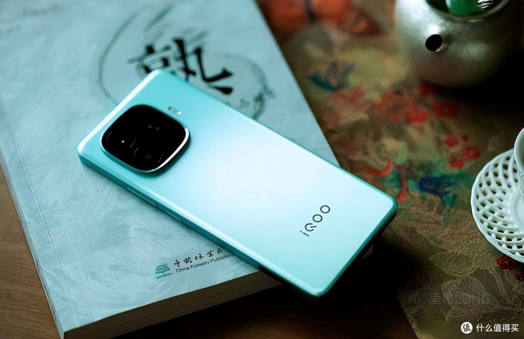 Vivo放大招，7620mAh+天玑8400满血版+144Hz直屏，只卖1322元！