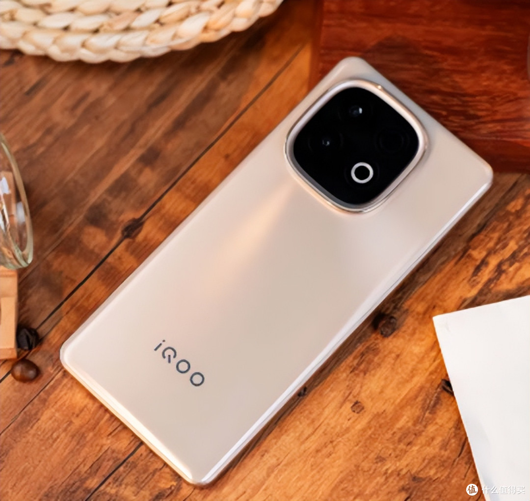 Vivo放大招，7620mAh+天玑8400满血版+144Hz直屏，只卖1322元！