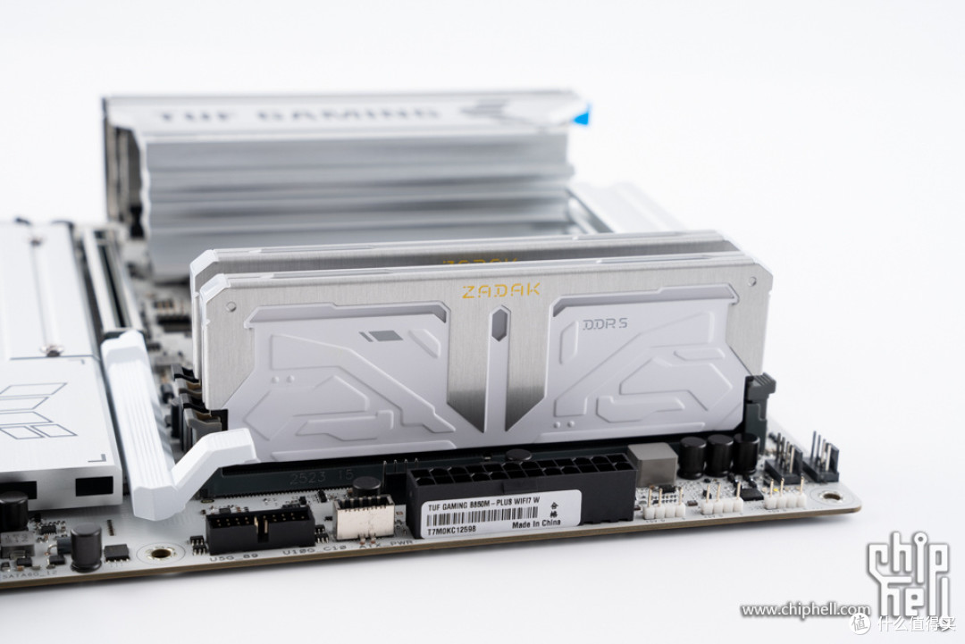 精致游戏主机，华硕 B850M + 影驰 5070 Ti 金属大师 + COOJ Z18
