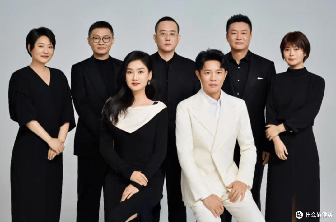 凤凰传奇晒全家福破谣言:20年搭档早成家人,演唱会票才是硬底气