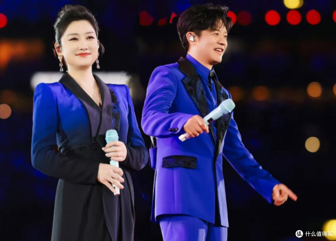 凤凰传奇晒全家福破谣言:20年搭档早成家人,演唱会票才是硬底气