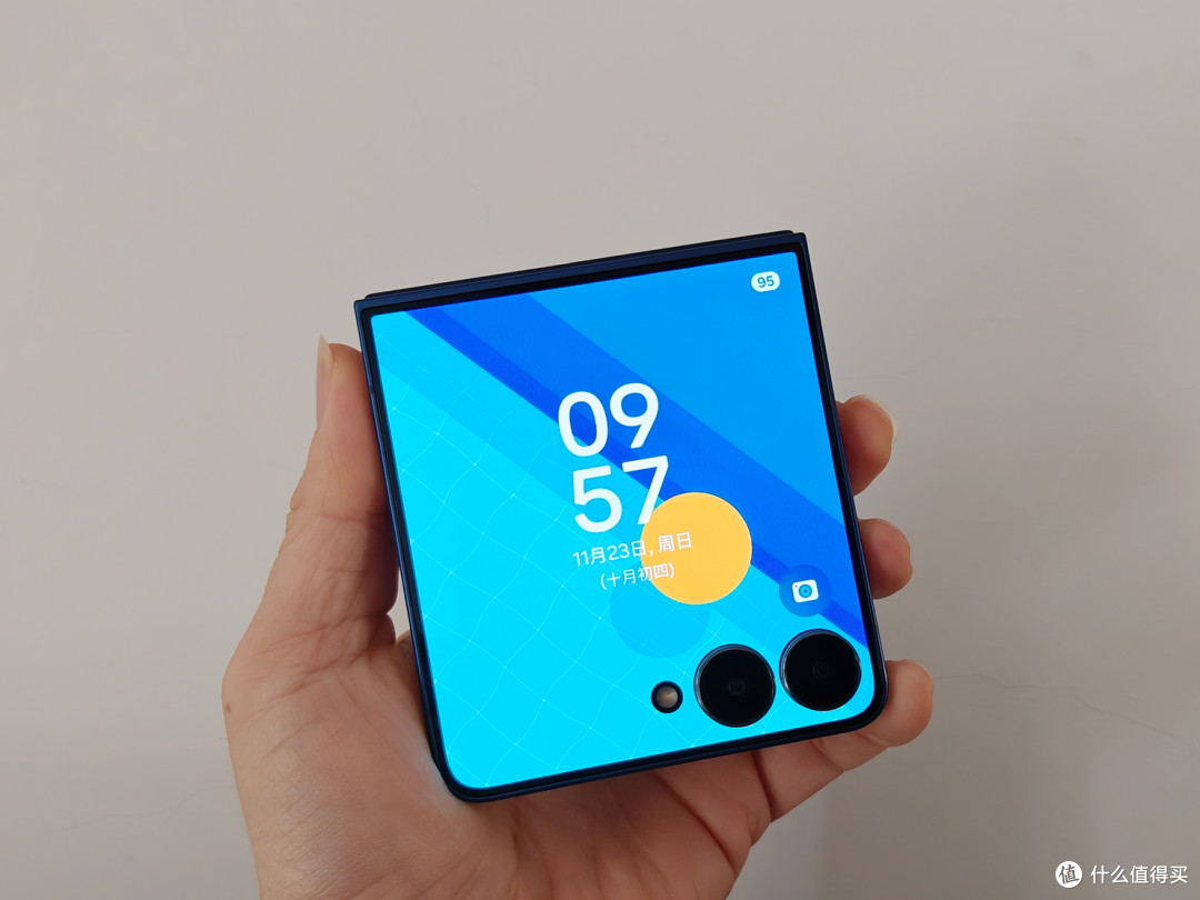 三星Galaxy Z Flip7上手:全能超窄边框外屏打动我心