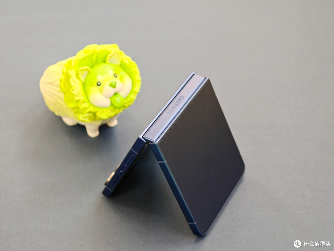 三星Galaxy Z Flip7上手:全能超窄边框外屏打动我心