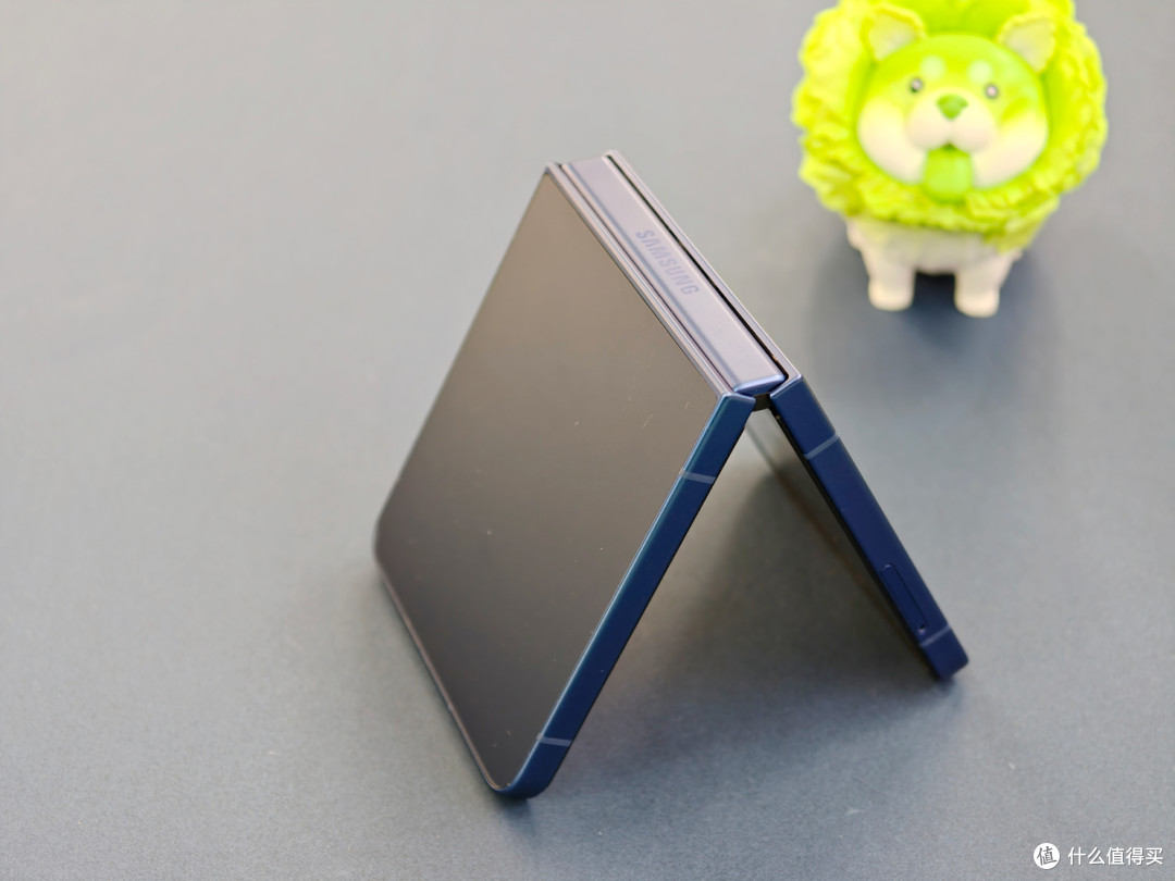 三星Galaxy Z Flip7上手:全能超窄边框外屏打动我心