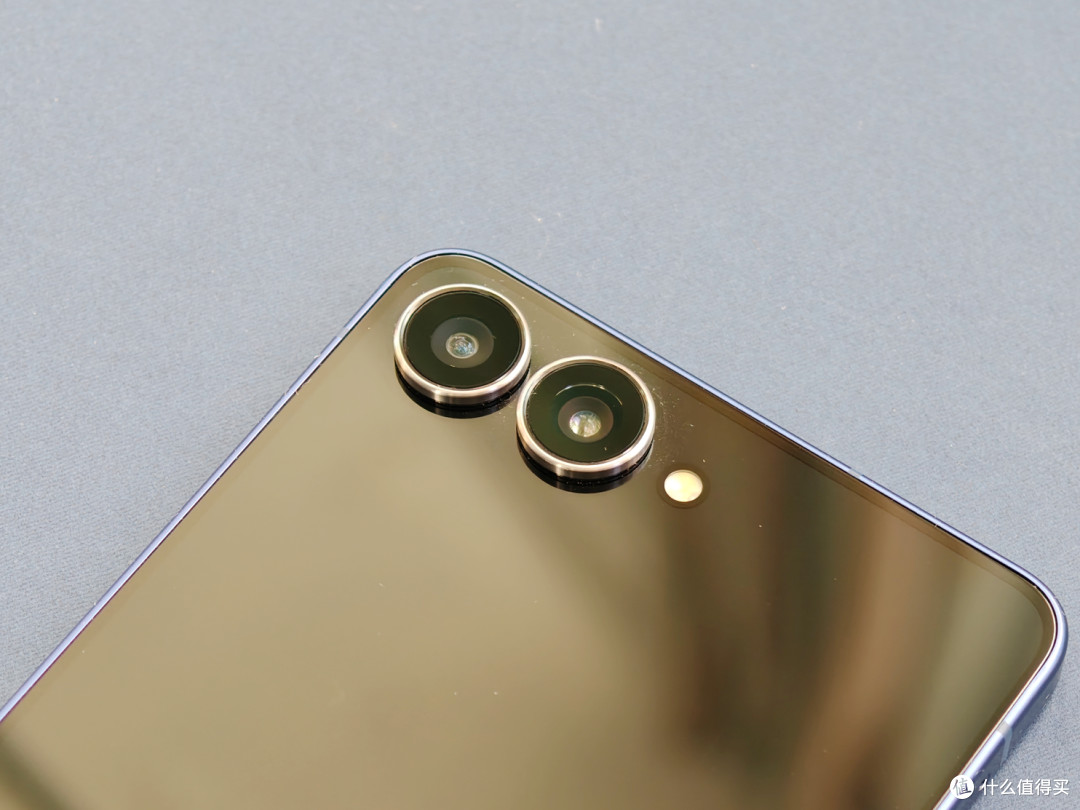 三星Galaxy Z Flip7上手:全能超窄边框外屏打动我心
