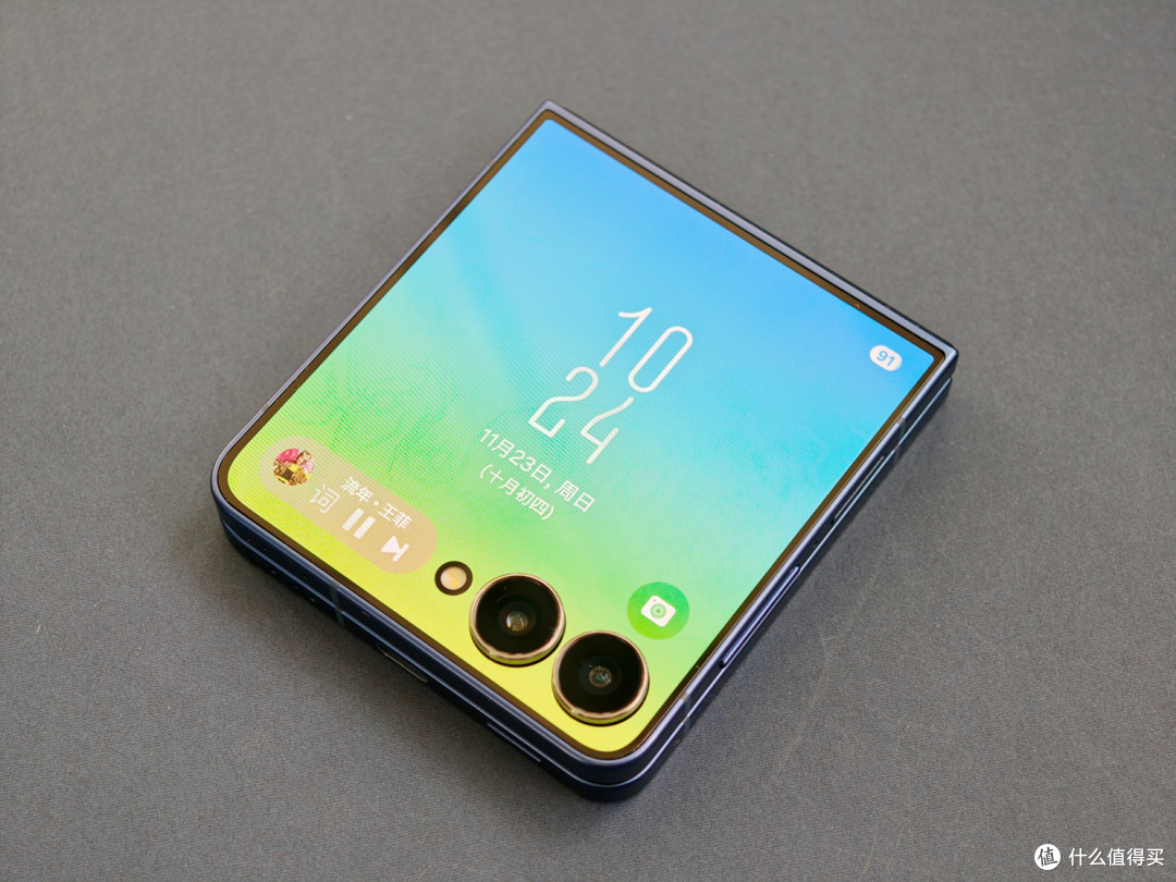 三星Galaxy Z Flip7上手:全能超窄边框外屏打动我心