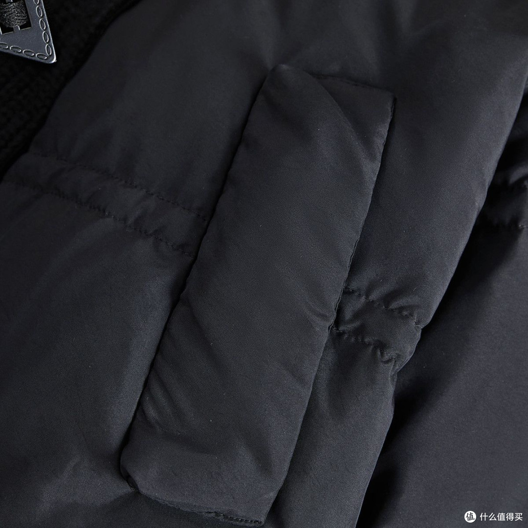 冬季旅行穿搭指南｜羽绒服+高领毛衣+皮裤，保暖风度两不误