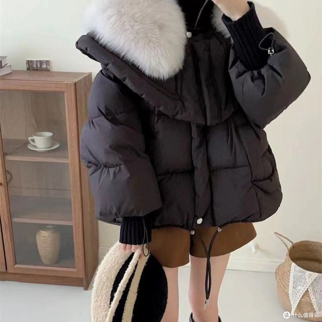 冬季旅行穿搭指南｜羽绒服+高领毛衣+皮裤，保暖风度两不误