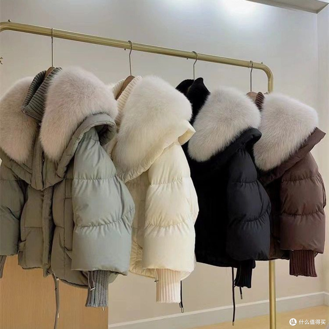 冬季旅行穿搭指南｜羽绒服+高领毛衣+皮裤，保暖风度两不误