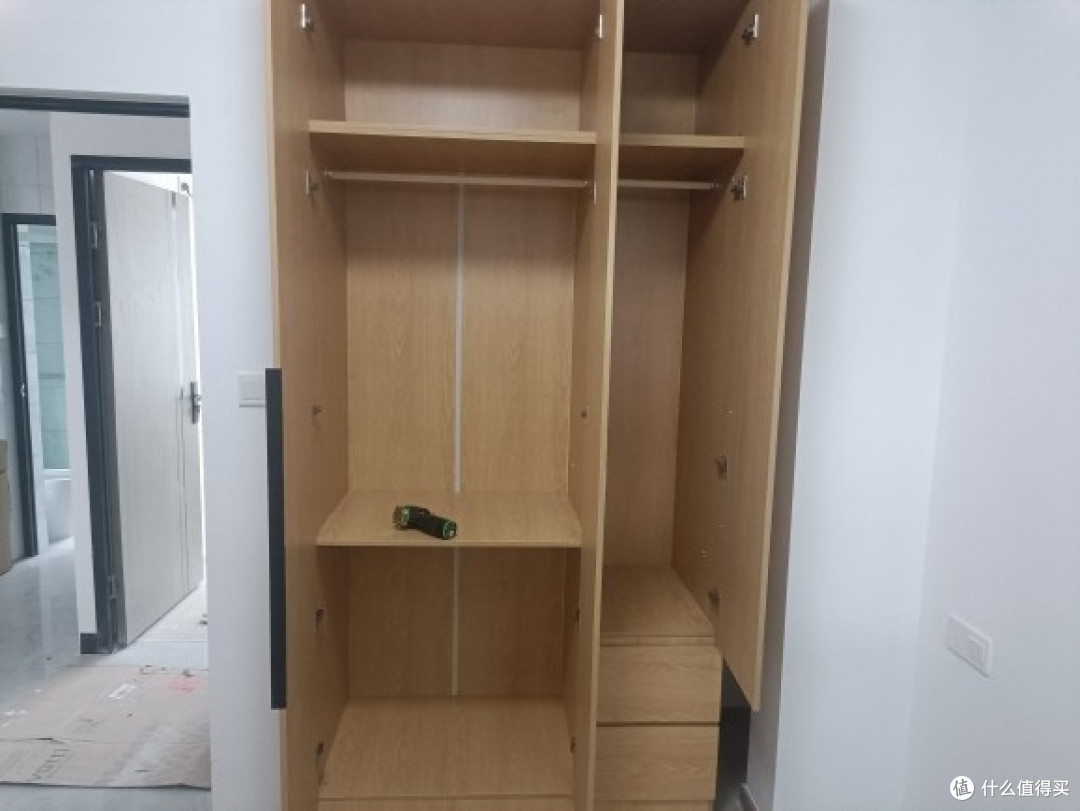 高效利用狭窄空间的衣柜设计