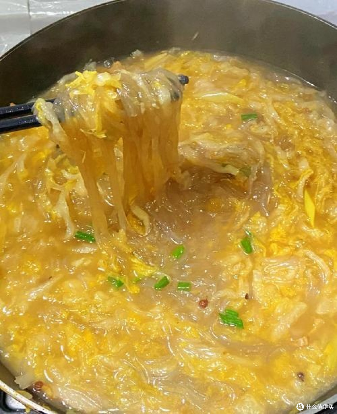 东北酸菜炖粉条:冬日暖胃美味