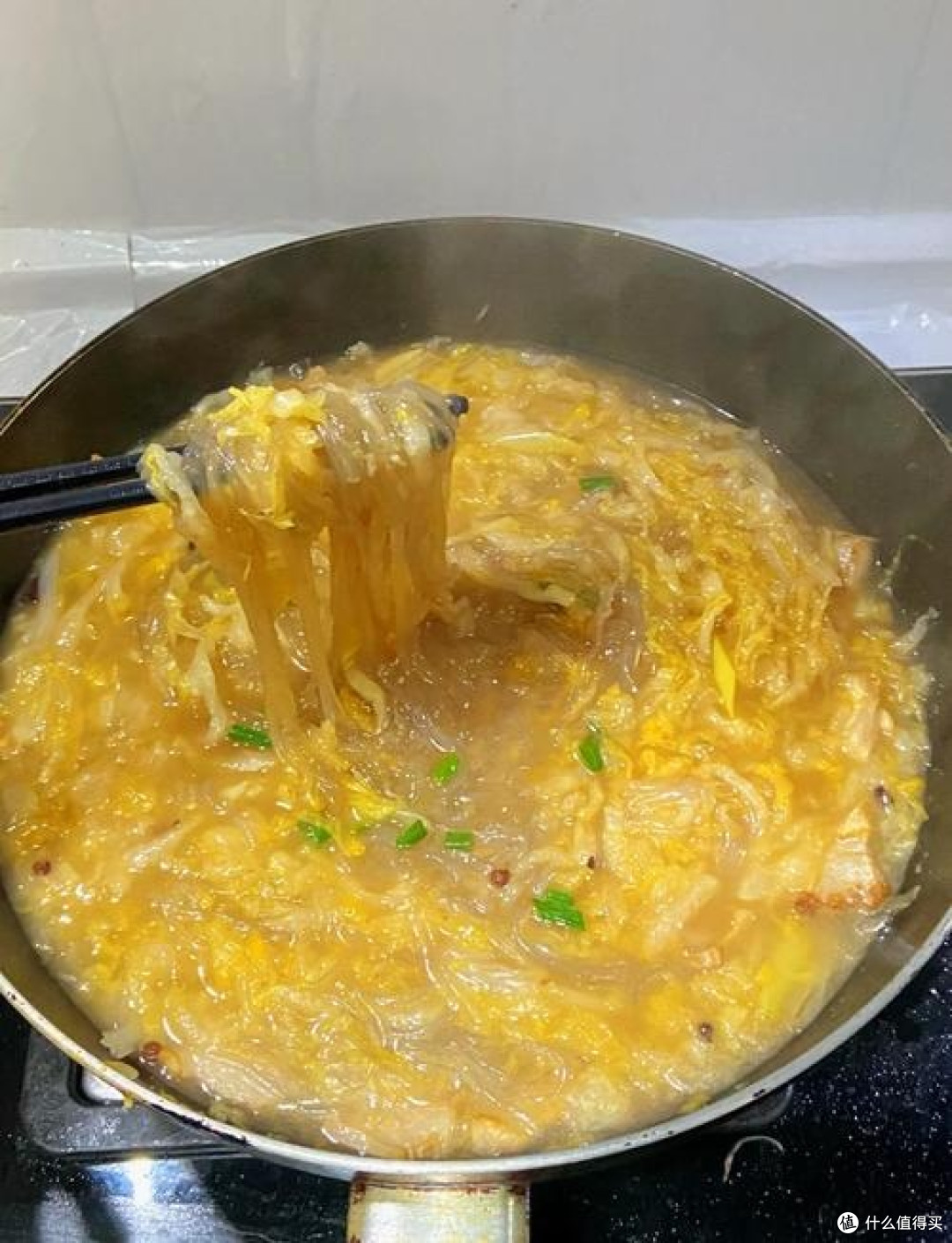 东北酸菜炖粉条：冬日暖胃美味
